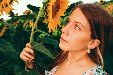 Retrato entre girassóis com braço apoiado em corpo sensual - Fotografia profissional Duo Capuano, Riachos'