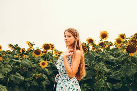 Retrato profissional com pose elegante entre girassóis - Fotografia de sess\u00e3o individual Duo Capuano, Riachos'