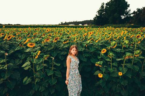 Close-up de retrato com foco facial em campo natural - Fotografia profissional Duo Capuano, Riachos'