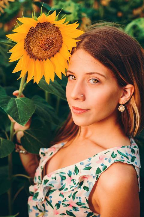 Corpo inteiro em retrato vertical entre girassóis com pose relaxada - Fotografia Duo Capuano, Riachos'