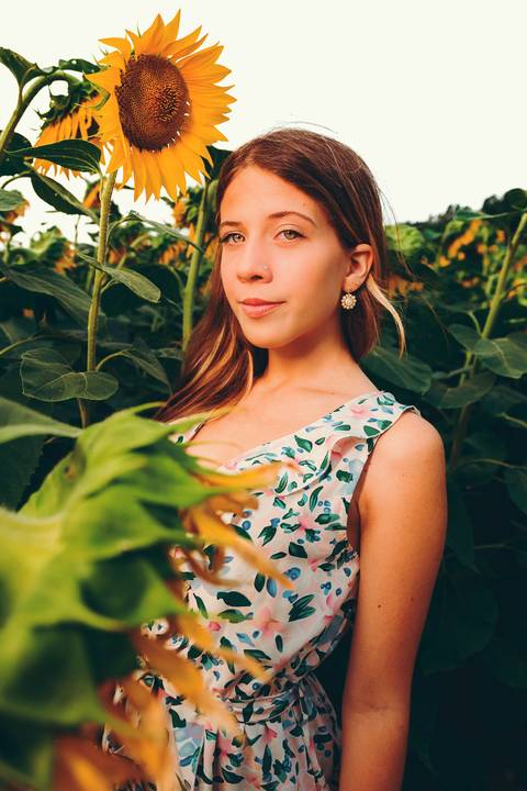 Mulher em retrato com óculos de sol em campo de girassol - Fotografia Duo Capuano, Riachos'