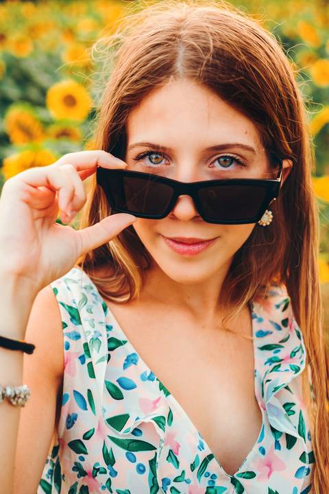 Mulher em corpo inteiro em pôr do sol dourado entre flores - Fotografia Duo Capuano, Riachos'