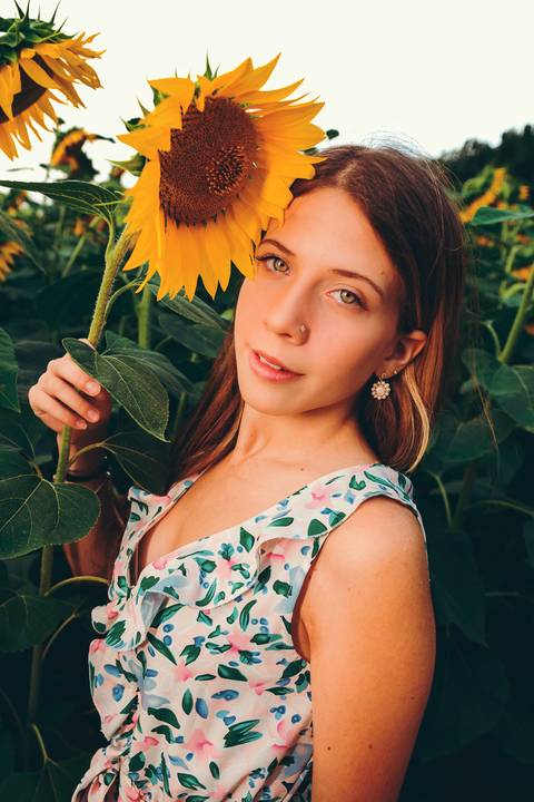 Mulher em retrato elegante com braço cruzado em campo de flores - Fotografia Duo Capuano, Riachos'