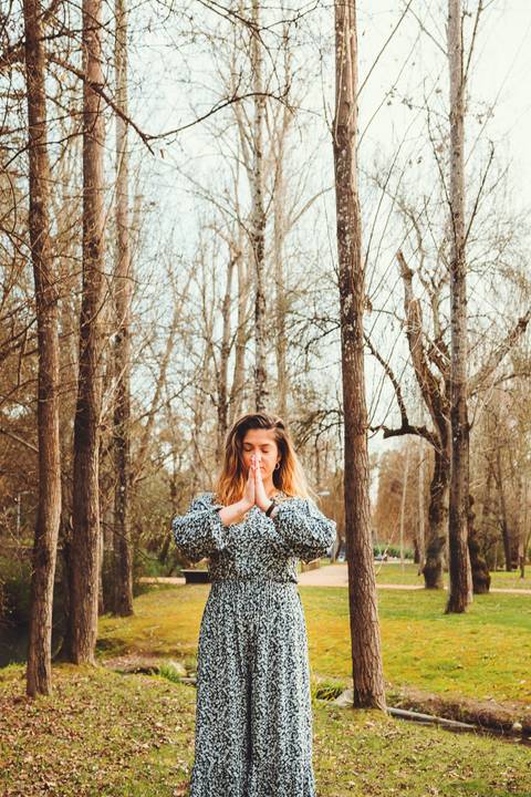 Mulher em retrato elegante em trilha florestal com luz natural - Fotografia Duo Capuano, Parque do Bonito, Entroncamento'