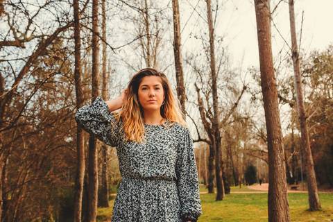 Mulher em retrato profissional com énfase facial, fundo desfocado - Fotografia Duo Capuano, Parque do Bonito, Entroncamento'