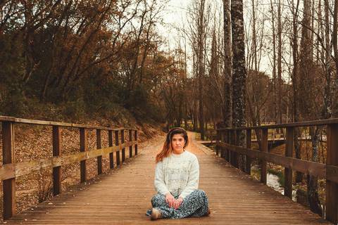 Mulher em caminho florestal, entre árvores com sombra natural - Retrato profissional Duo Capuano, Parque do Bonito, Entroncamento'