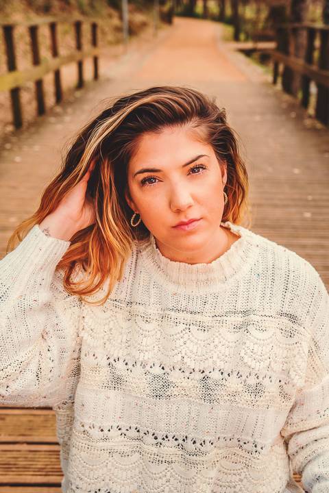 Mulher em retrato profissional com foco facial, fundo natural desfocado - Duo Capuano, Parque do Bonito, Entroncamento'