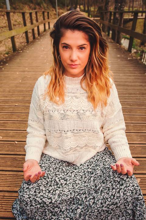Mulher em retrato com camisa de lã clara, fundo natural - Fotografia profissional Duo Capuano, Parque do Bonito, Entroncamento'