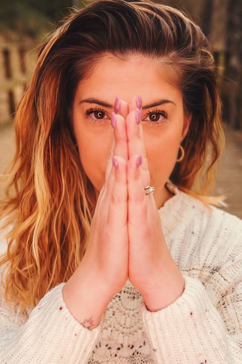 Mulher em retrato com mão junto ao rosto, fundo natural rosa - Fotografia Duo Capuano, Parque do Bonito, Entroncamento'