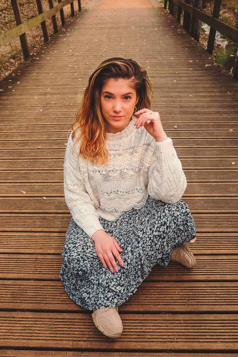 Detalhe de mãos femininas em trilha com textura - Fotografia profissional Duo Capuano, Parque do Bonito, Entroncamento'