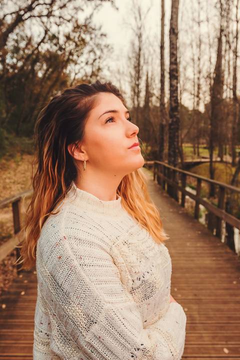 Mulher em trilha com roupa clara, retrato profissional em madeira - Fotografia Duo Capuano, Parque do Bonito, Entroncamento'