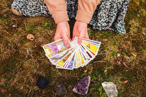 Detalhe de m\u00e3o feminina com esmalte rosa e tarô em primeiro plano - Fotografia profissional Duo Capuano, Parque do Bonito, Entroncamento'
