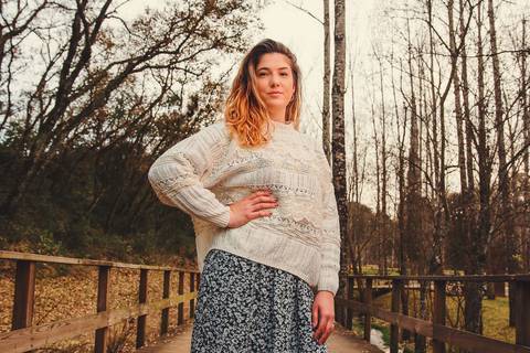 Mulher em retrato ao longe em trilha, ambiente natural - Fotografia profissional Duo Capuano, Parque do Bonito, Entroncamento'