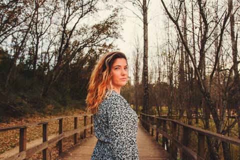 Mulher em retrato em trilha florestal, luz natural entre árvores - Fotografia Duo Capuano, Parque do Bonito, Entroncamento'