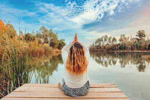 Mulher em retrato sentada ao lago com céu azul, pór do sol - Fotografia profissional Duo Capuano, Parque do Bonito, Entroncamento'