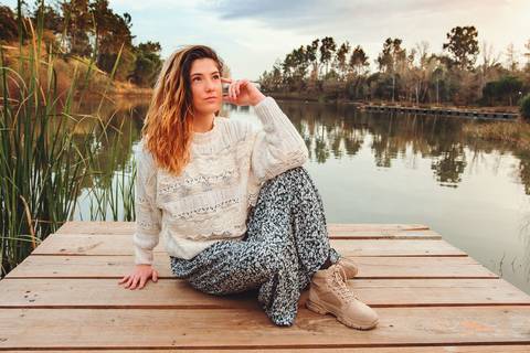 Mulher em retrato em ambiente aberto com plantas ao fundo - Fotografia profissional Duo Capuano, Parque do Bonito, Entroncamento'