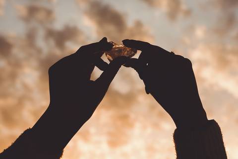 Detalhe de mãos em silhueta ao pôr do sol com céu alaranjado - Fotografia profissional Duo Capuano, Parque do Bonito, Entroncamento'