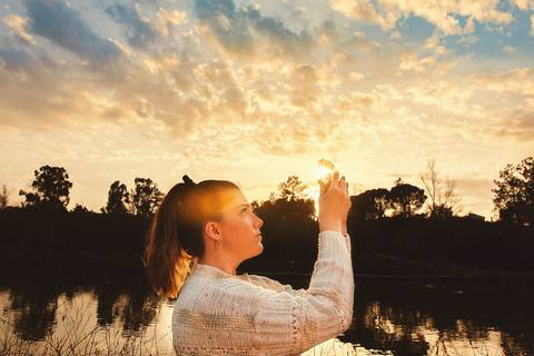 Mulher em silhueta sentada ao pôr do sol refletida na água - Fotografia Duo Capuano, Parque do Bonito, Entroncamento'