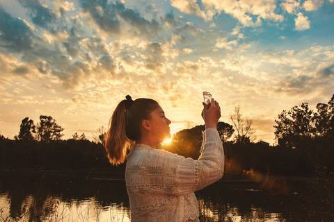 Mulher em silhueta com braços abertos ao pôr do sol dourado - Fotografia profissional Duo Capuano, Parque do Bonito, Entroncamento'