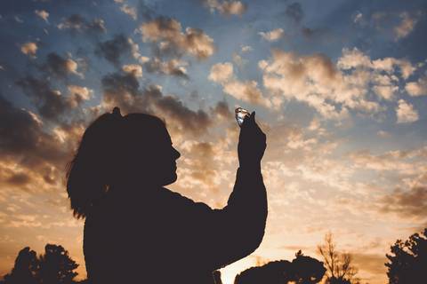 Mulher em silhueta com céu dramático ao pôr do sol - Fotografia profissional Duo Capuano, Parque do Bonito, Entroncamento'