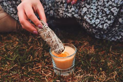 Detalhe de mãos femininas com copo colorido e pintura artística - Fotografia Duo Capuano, Parque do Bonito, Entroncamento'