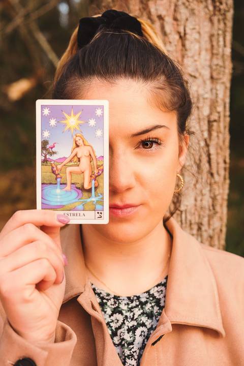 Capa - Retrato profissional de mulher com leitura de cartas - Fotografia profissional Duo Capuano, Parque do Bonito, Entroncamento'
