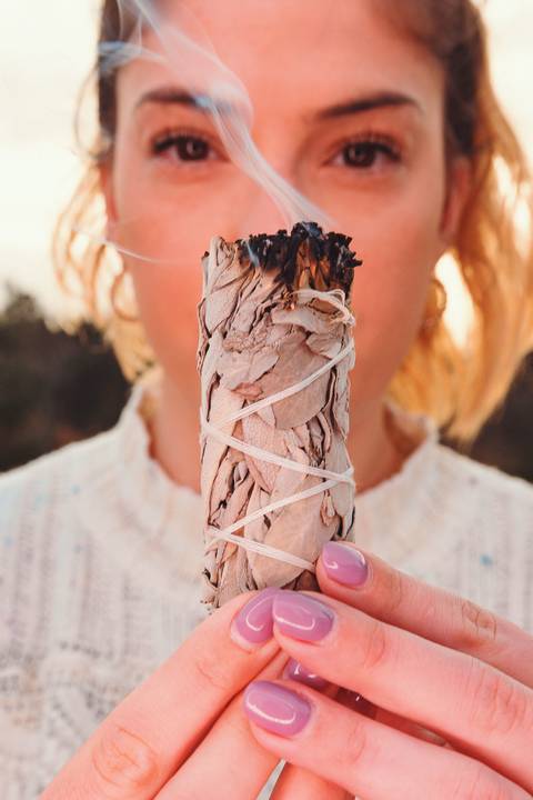 Detalhe de mãos femininas com coroa de flores naturais, retrato boho - Fotografia Duo Capuano, Parque do Bonito, Entroncamento'