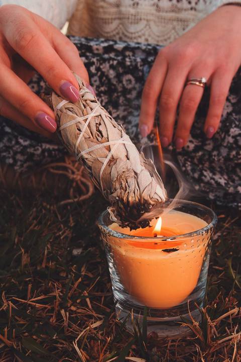Detalhe de mãos com copo colorido artesanal e mãos femininas - Fotografia Duo Capuano, Parque do Bonito, Entroncamento'