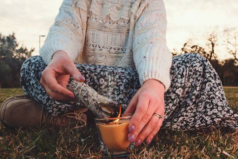 Detalhe de mão feminina com copo colorido em roupa de festa - Fotografia profissional Duo Capuano, Parque do Bonito, Entroncamento'
