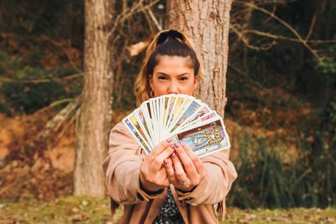 Retrato profissional de mulher com cartas de tarô em m\u00e3o - Fotografia profissional Duo Capuano, Parque do Bonito, Entroncamento'