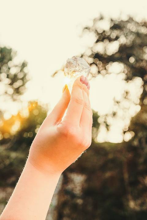 Mão feminina com esmalte rosa em luz dourada - Fotografia profissional por Duo Capuano, Parque do Bonito, Entroncamento'
