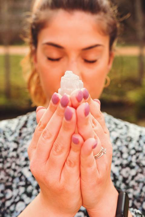 Mão feminina com esmalte rosa em primeiro plano, detalhe artístico - Fotografia profissional Duo Capuano, Parque do Bonito, Entroncamento'