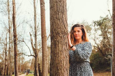 Mulher em retrato em ambiente natural entre árvores, luz natural - Fotografia Duo Capuano, Parque do Bonito, Entroncamento'