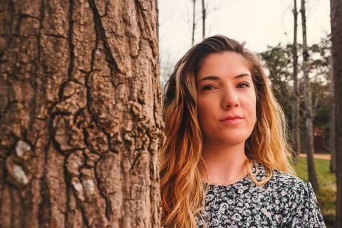 Mulher com cabelo longo em retrato na floresta, árvores ao fundo - Fotografia profissional Duo Capuano, Parque do Bonito, Entroncamento'