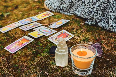 Detalhe de m\u00e3os com tarô e caf\u00e9 - Fotografia profissional Duo Capuano, Parque do Bonito, Entroncamento'