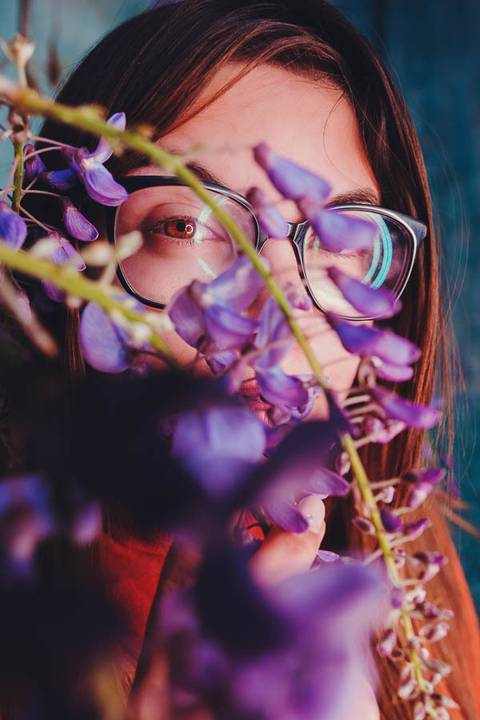 Detalhe artístico de glicínias em flor durante sessão noturna de retrato feminino na Quinta da Cardiga, Golegã. Um momento que capta a beleza efémera da natureza em luz ambiente. Duo Capuano.'