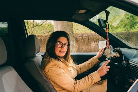 Myriam Correia ao volante do seu Seat Ibiza, câmara na mão, durante sessão de retrato feminino na Quinta da Cardiga, Golegã. A paixão pelo carro e pela fotografia num único retrato. Duo Capuano.'