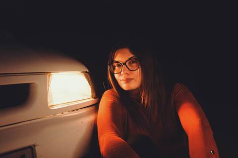 Myriam Correia em retrato noturno íntimo iluminada pela luz lateral do Seat Ibiza na Quinta da Cardiga, Golegã. Um enquadramento cinematográfico que encerra a sessão com elegância. Duo Capuano.'