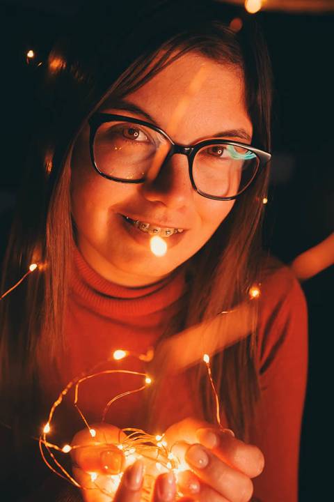 Close-up de Myriam Correia com luzes de fadas na sessão de retrato feminino noturno na Quinta da Cardiga, Golegã. Um final de sessão mágico que captura a essência e emoção do momento. Duo Capuano.'