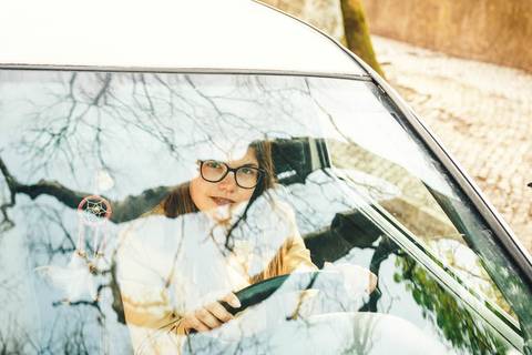 Reflexo no vidro do Seat Ibiza durante sessão de retrato feminino de Myriam Correia na Quinta da Cardiga, Golegã. Um detalhe intimista que reflete a sua ligação com o carro. Duo Capuano Fotografia.'