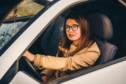 Myriam Correia ao volante do seu Seat Ibiza, confiante e sorridente, na sessão de retrato feminino na Quinta da Cardiga, Golegã. A luz natural realça a sua personalidade. Duo Capuano Fotografia.'