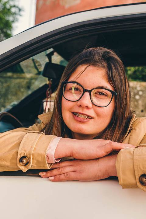 Myriam Correia sorridente durante sessão de retrato feminino na Quinta da Cardiga, Golegã, com o seu Seat Ibiza como cenário. Um momento espontâneo cheio de energia e personalidade. Duo Capuano.'
