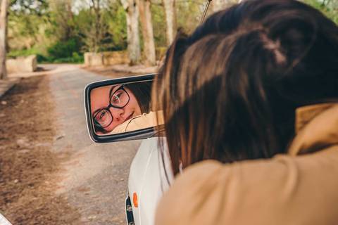 Retrato de Myriam Correia captado no espelho retrovisor lateral do Seat Ibiza, na Quinta da Cardiga, Golegã. Um ângulo criativo que combina as suas duas paixões: o carro e a fotografia. Duo Capuano.'