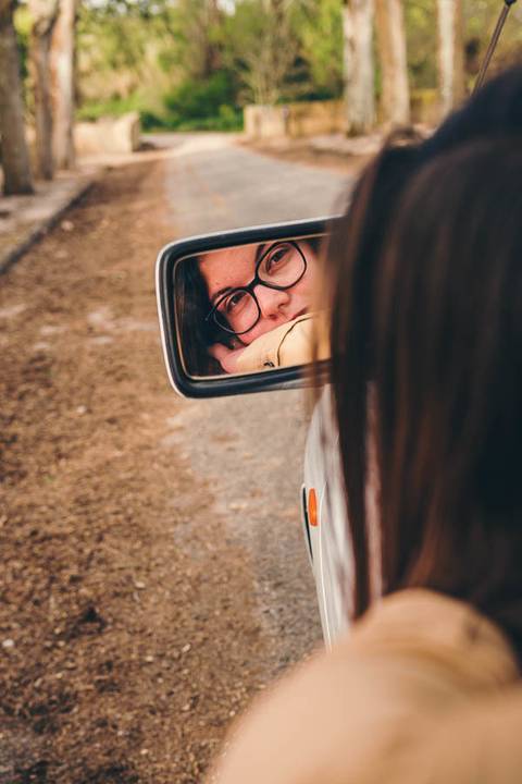Myriam Correia no reflexo do espelho retrovisor do Seat Ibiza durante sessão de retrato na Quinta da Cardiga, Golegã. Um ângulo intimista e poético da sessão individual. Duo Capuano Fotografia.'