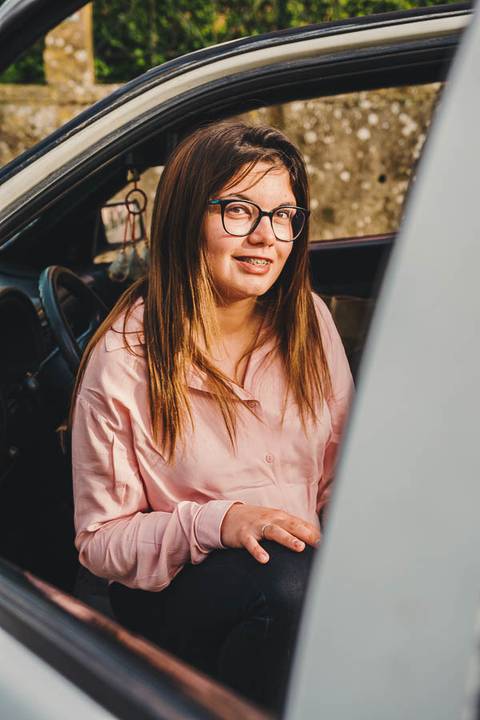 Retrato próximo de Myriam Correia com look rosa durante sessão fotográfica individual na Quinta da Cardiga, Golegã. A luz natural suave realça a delicadeza deste momento. Duo Capuano Fotografia.'