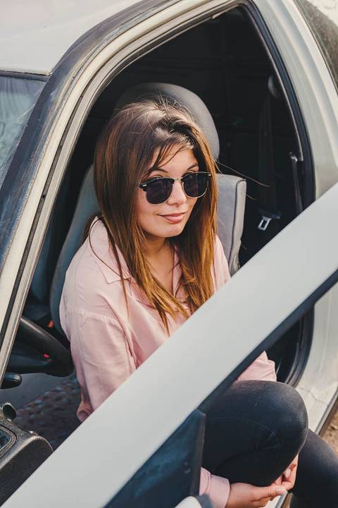 Myriam Correia com óculos de sol dentro do seu Seat Ibiza durante sessão de retrato feminino na Quinta da Cardiga, Golegã. Um look elegante e descontraído que revela a sua personalidade. Duo Capuano.'