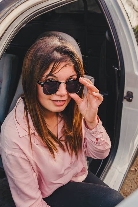 Myriam Correia com óculos de sol em close-up durante sessão de retrato feminino na Quinta da Cardiga, Golegã. Um retrato confiante e cheio de charme com o Seat Ibiza como pano de fundo. Duo Capuano.'