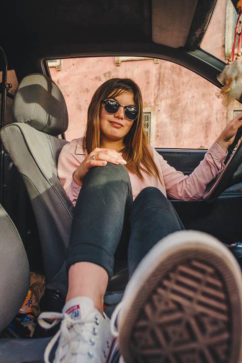 Myriam Correia dentro do Seat Ibiza com óculos de sol em pose descontraída durante sessão fotográfica individual na Quinta da Cardiga, Golegã. Autenticidade e confiança em cada detalhe. Duo Capuano.'