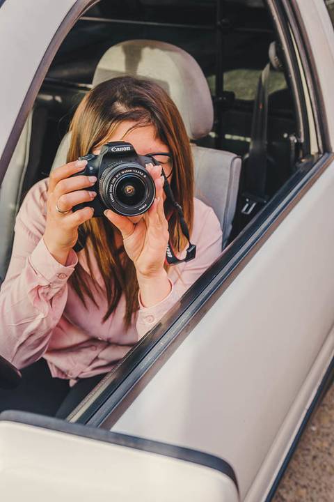 Myriam Correia a fotografar durante sessão de retrato feminino, revelando a sua paixão pela fotografia. A câmara como extensão da sua identidade. Quinta da Cardiga, Golegã. Duo Capuano Fotografia.'