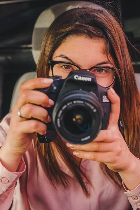 Close-up da câmara Canon de Myriam Correia durante sessão de retrato feminino na Quinta da Cardiga, Golegã. Retratar alguém a retratar as suas paixões — um conceito único. Duo Capuano Fotografia.'